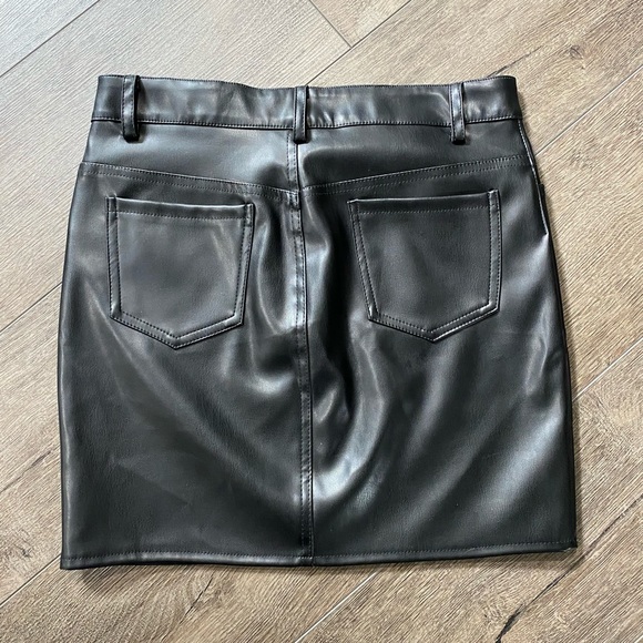 BNWT Black Vegan Leather Skirt Size SM - Picture 2 of 2